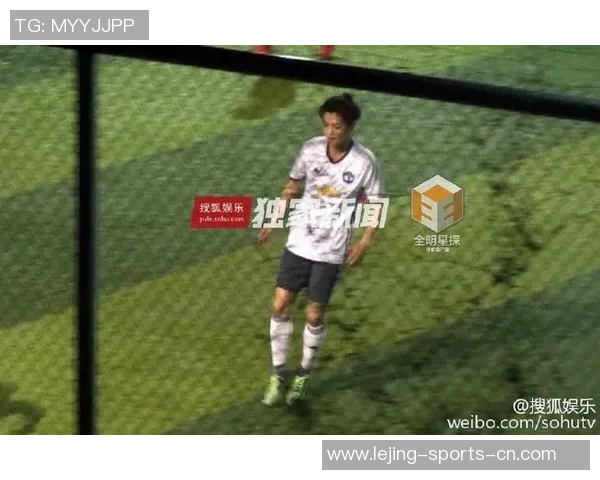 鹿晗在绿茵场上展现足球才华的漫画故事与精彩瞬间